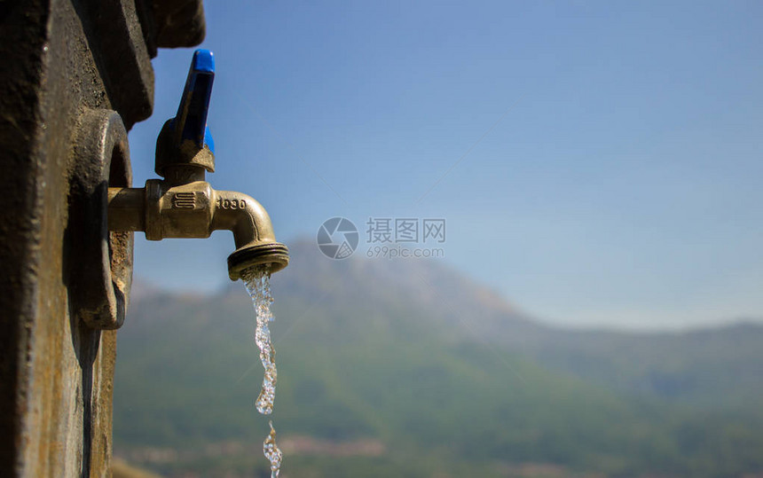 水从喷泉的水龙头下来图片