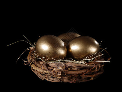 鸟巢中三个金蛋黑底的鸟巢图片