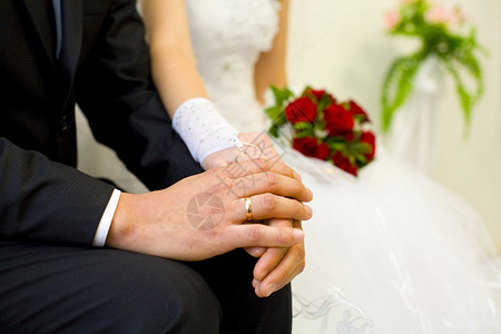 丈夫在婚礼上牵着妻子的手图片