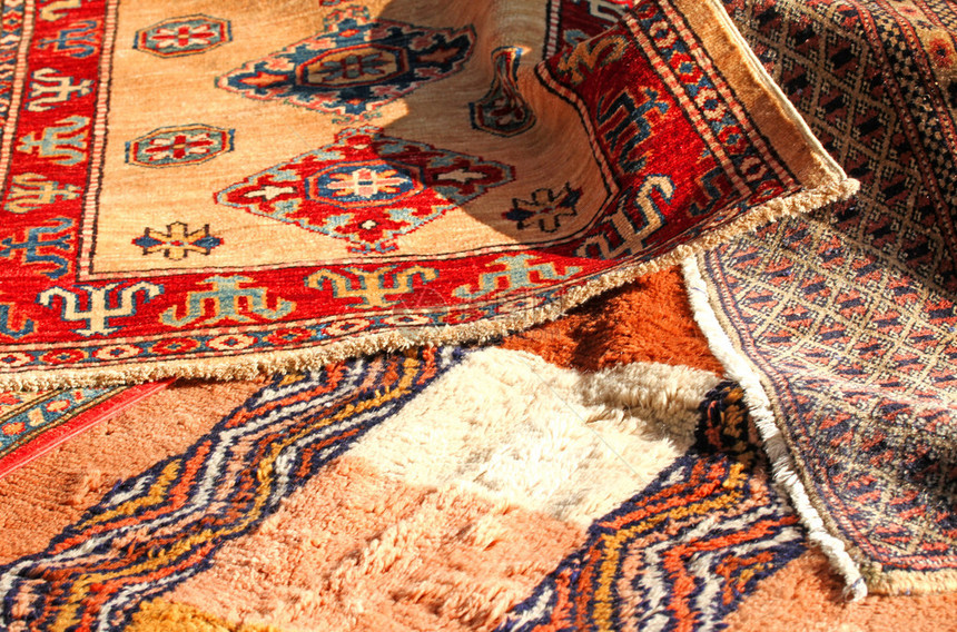 珍贵的古代中东地毯手工羊毛在古董店出售图片