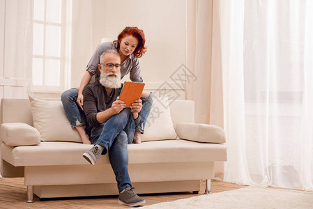 老年男子使用数字平板电脑妻子在家附近用图片