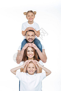 欢乐的一家人穿着白色T恤衫一起玩得开心看着在白色上图片
