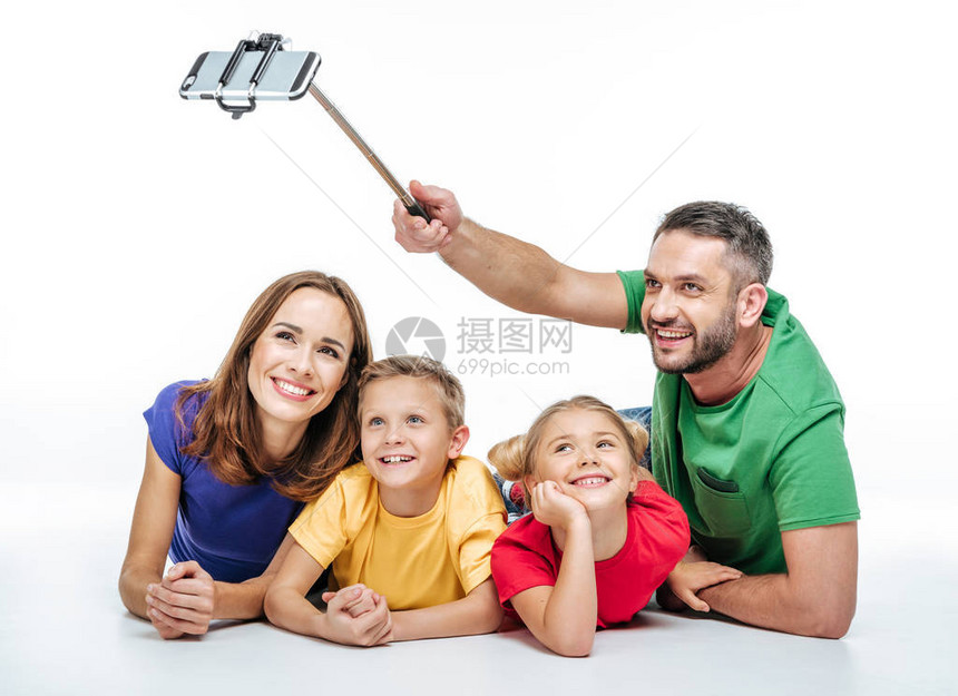 快乐的一家人一起玩自拍图片