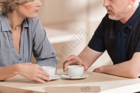 男女在咖啡馆喝咖啡图片