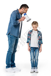 父亲拿着扩音器对小儿子大喊叫站图片