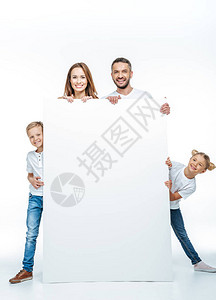 微笑的家人穿着白色T恤图片