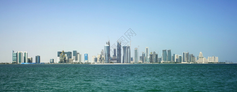 卡塔尔首府都多哈的新天线从最初城市所在的港口附近看到图片