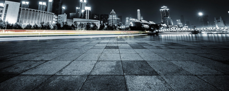 空荡的道路地板上的光迹和城市景观图片