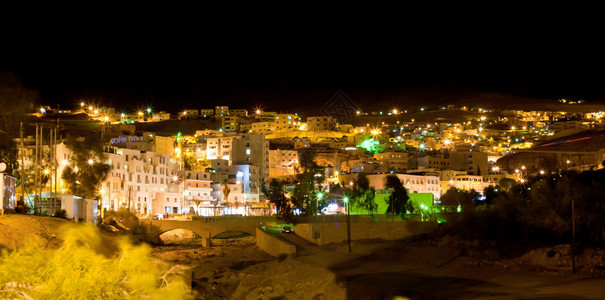 夜观约旦比佩特拉最靠近的Wadi图片