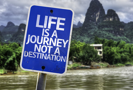 旅程不是目地人生是旅行不是目的地标志在背景背景