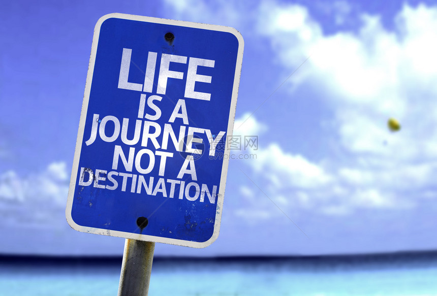 人生是旅行不是目的地标志背景上还有海图片
