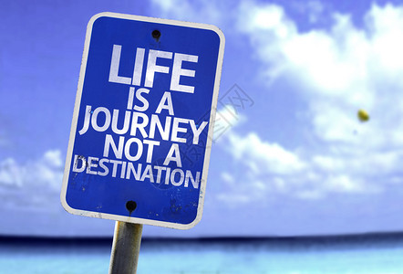旅程不是目地人生是旅行不是目的地标志背景上还有海背景