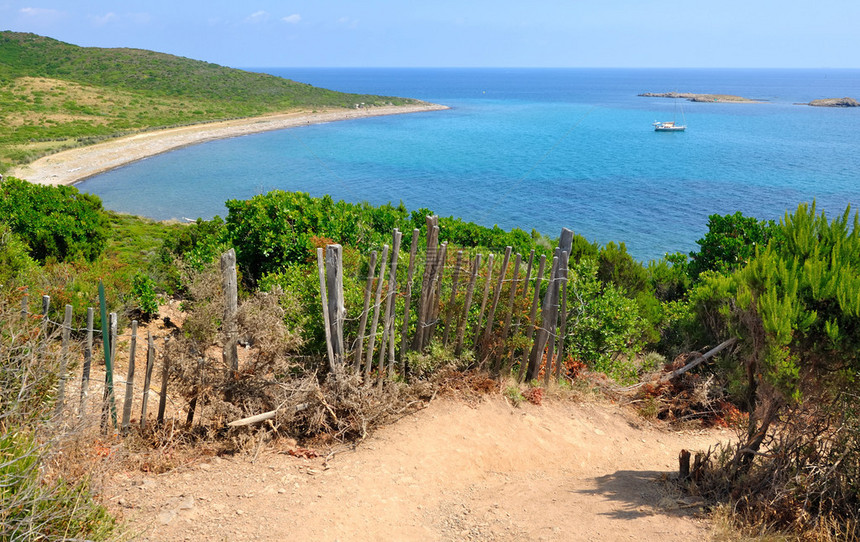 科西嘉岛小路上的海洋景观图片
