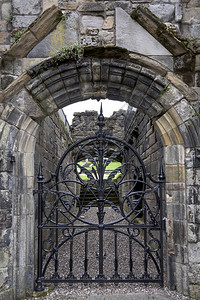 中世纪建筑金属门背景图片