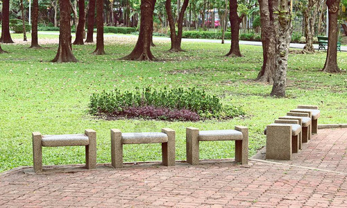 公园里的石凳座位图片