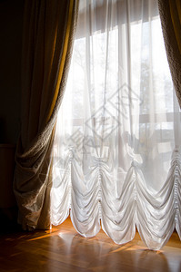 窗帘挂在窗户附近营造出一种舒适感背景图片