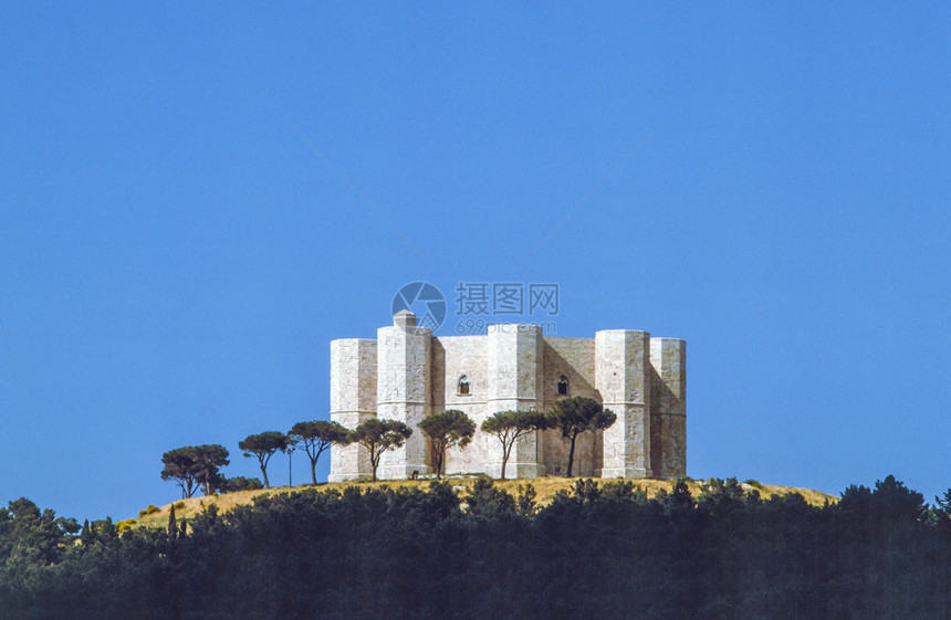 CasteldelMonte位于意大利东南部Apulia地区一个图片
