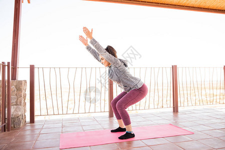 在健身房做瑜伽的女练长成一整身体操室里的全身健壮的图片