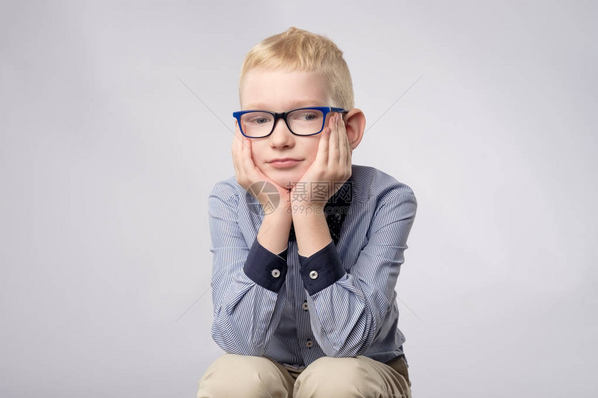 戴眼镜的caucasian金发男孩的肖像图片