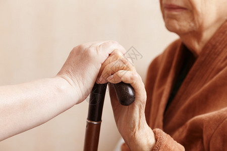 朝韩友谊带有妇女年长部分概念有选择的焦点背景