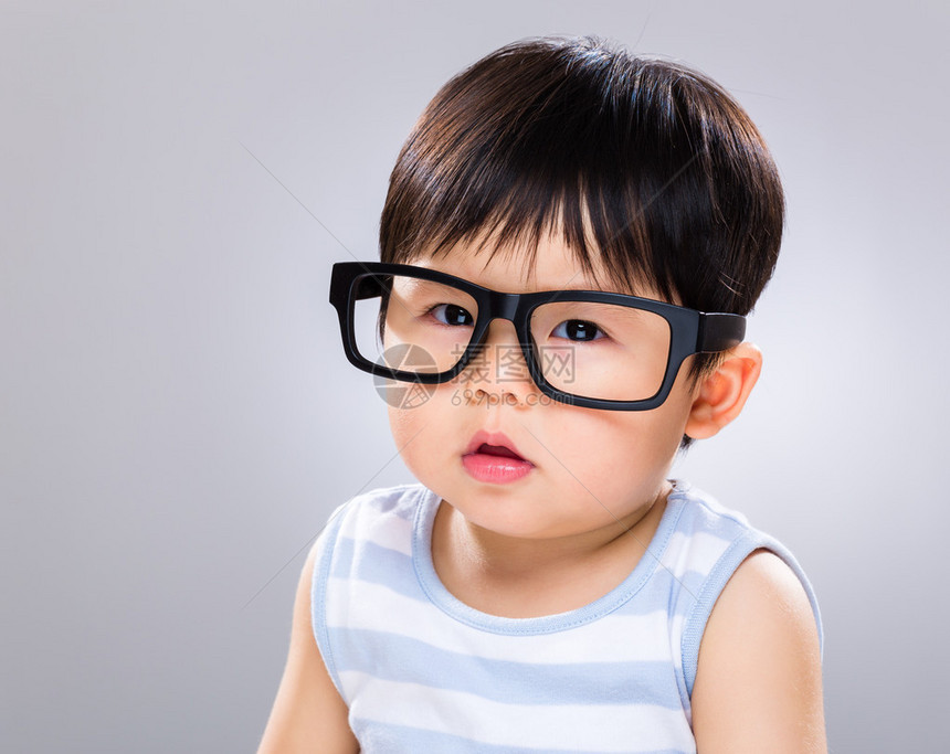 戴眼镜的亚裔小男婴图片