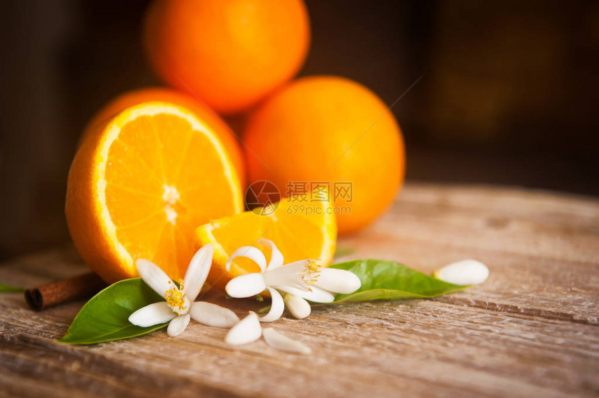 乡村木背景上的橙花和橙花图片