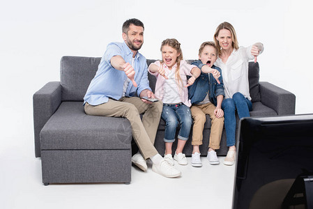 一家人坐在沙发上一起看电视时竖起大拇指图片