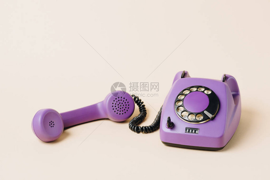 紫色反向旋转电话在米图片