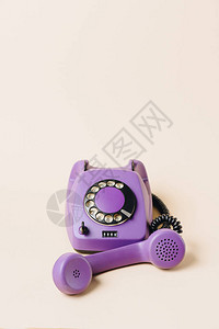 紫色老式旋转翼电话带有图片