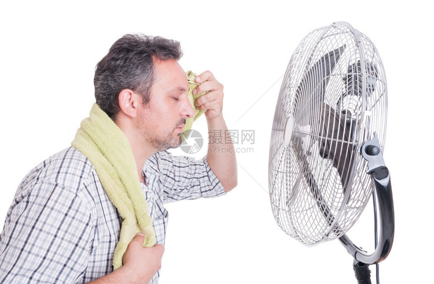 在冷却风扇前擦汗的额头作为热图片