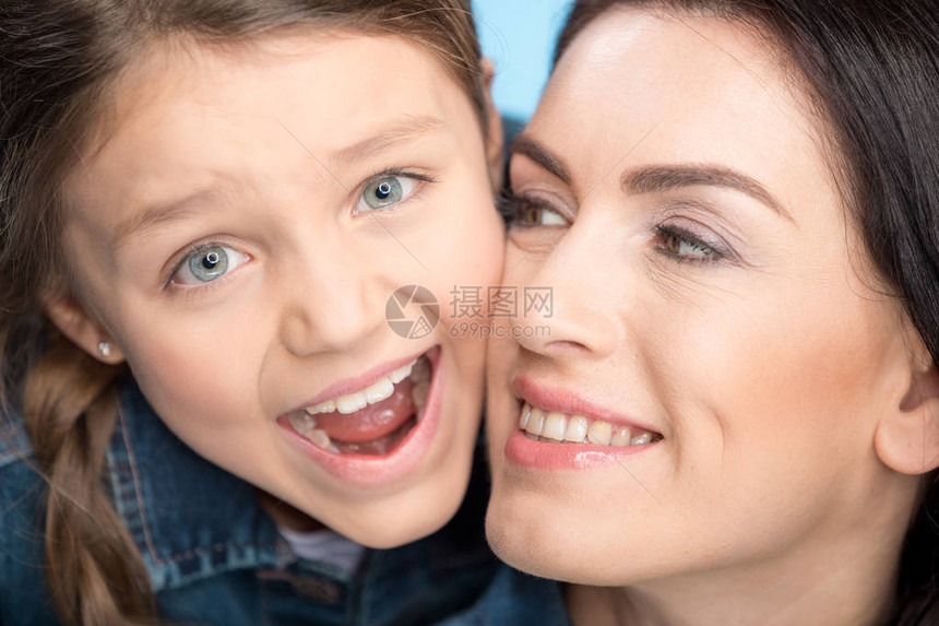 快乐的母亲和女儿抱的肖像在摄影棚中被图片