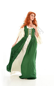 穿着绿色中世纪长袍的红发女孩图片