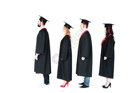 学生们在学术帽和毕业礼服中全长的侧面观背景图片