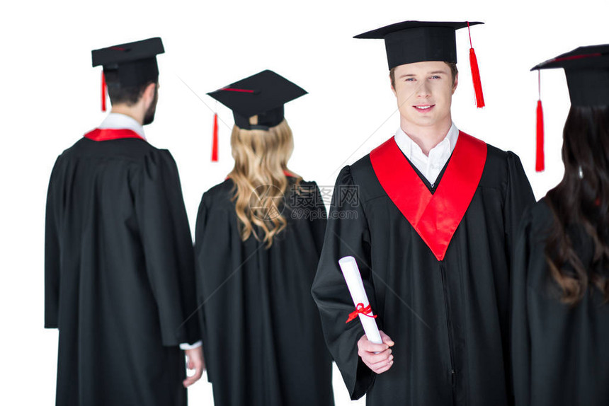 获得毕业文凭的青年学生其朋友身后孤立图片