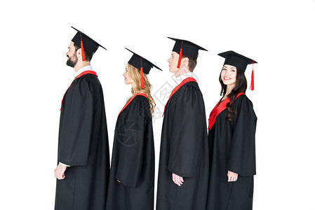 穿着毕业帽子的微笑学生站在一排孤立于背景图片