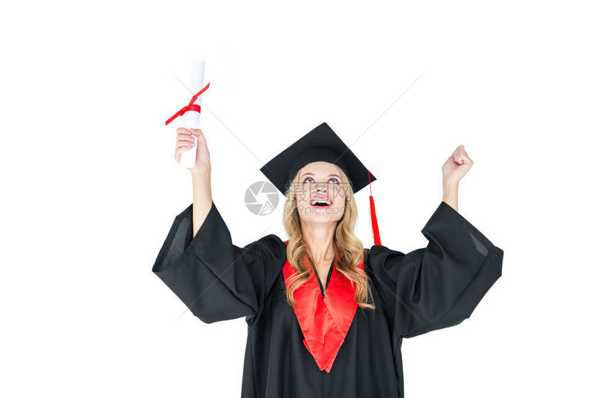 身着毕业礼服的金发年轻金发女子持有文凭图片