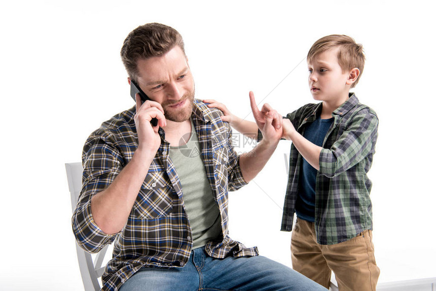 小男孩想和父亲聊天谈智能手机和探亲家庭问题的概图片