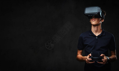 身穿黑色T恤衫的年轻少年佩戴虚拟现实眼镜图片