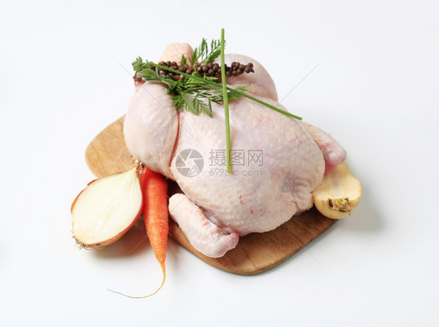砧板上的生鸡肉和蔬菜图片