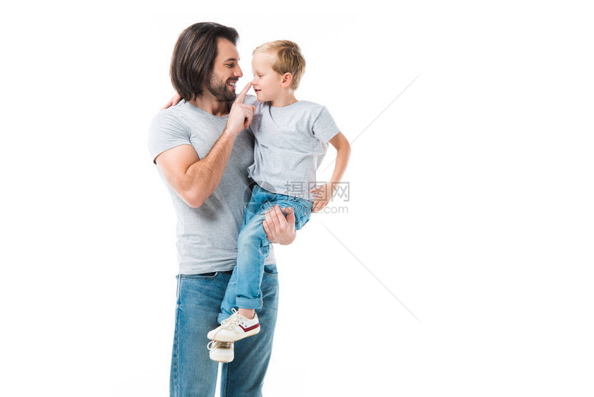 令人敬畏的父亲拥抱和压抑他的儿子图片