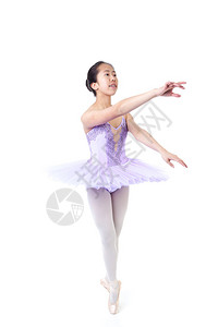 穿紫裙带的牙套和尖鞋舞的年轻的亚洲芭蕾舞者图片