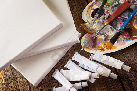 纯空白帆布和专业丙烯喷漆管配有艺术用薄板刀和图片