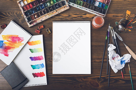 空白绘图相册纸上彩色画笔水彩颜料和工作场所油漆图片