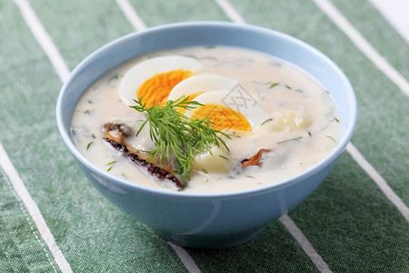 莳萝蘑菇和鸡蛋奶油汤图片