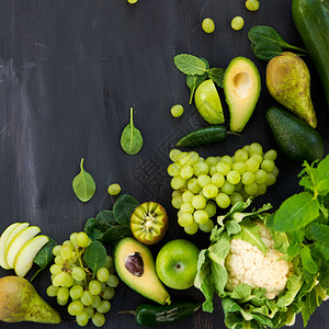 深色背景上的绿色水果和蔬菜图片