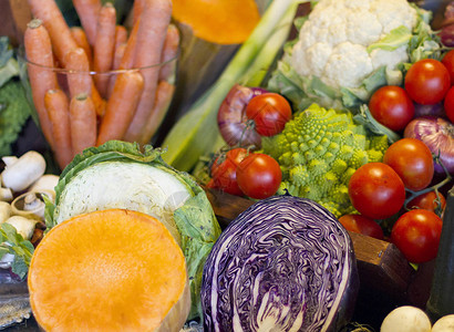 报刊亭市场上的新鲜水果和蔬菜背景