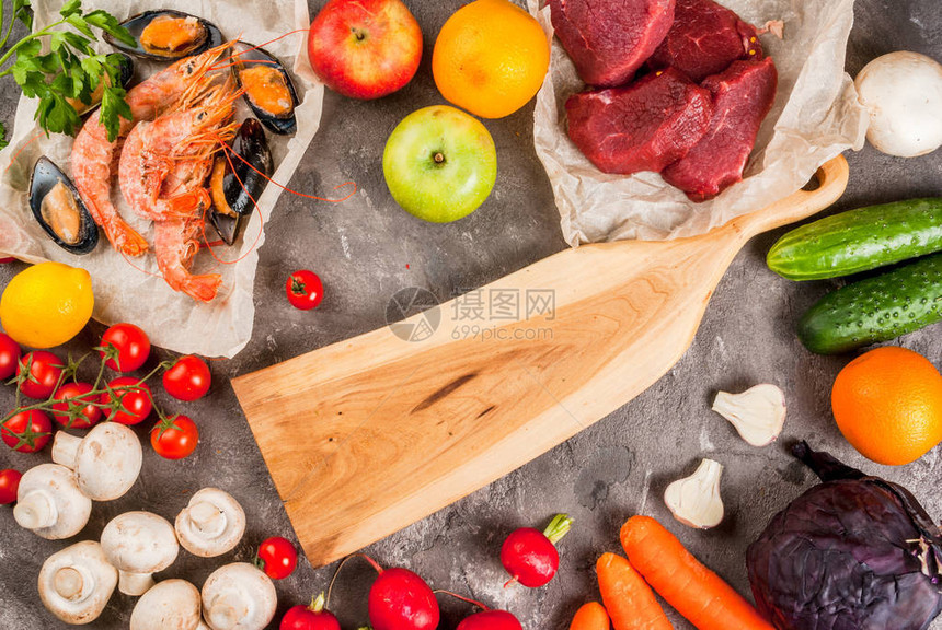 健康饮食品的选择生牛肉海鲜蔬菜水果和蔬菜在带有切割板复制空间的混凝土灰色桌图片