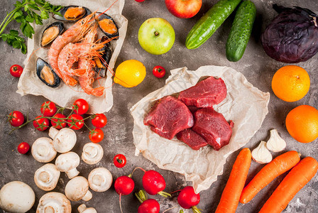 健康饮食品的选择生牛肉海鲜蔬菜水果和蔬菜在一张混凝土灰色桌图片