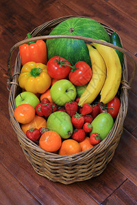 一篮新鲜水果和蔬菜图片