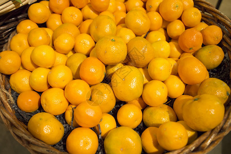 市场上的一篮橘子图片